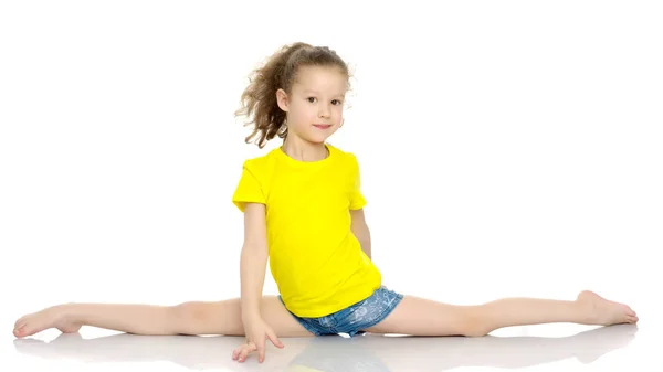 Girl gymnast perform the twine exercise. — Stock Photo, Image