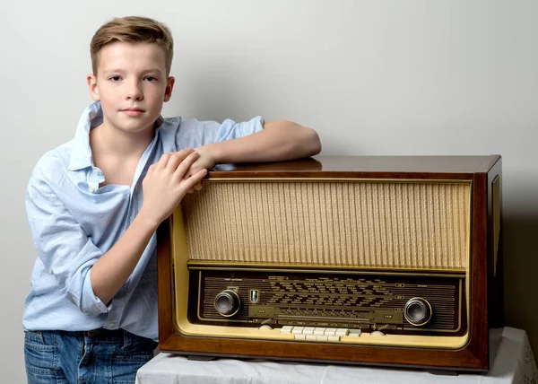 오래 된 라디오 근처 십 대 소년. — 스톡 사진