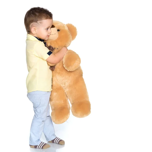Malý chlapec hraje s medvídkem — Stock fotografie