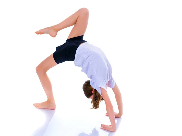 体操選手は床にアクロバティックな要素を実行します。. — ストック写真