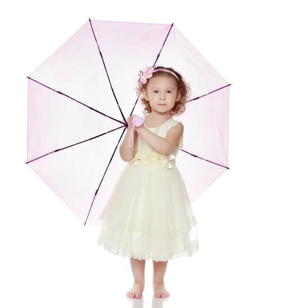 Petite fille sous un parapluie . — Photo