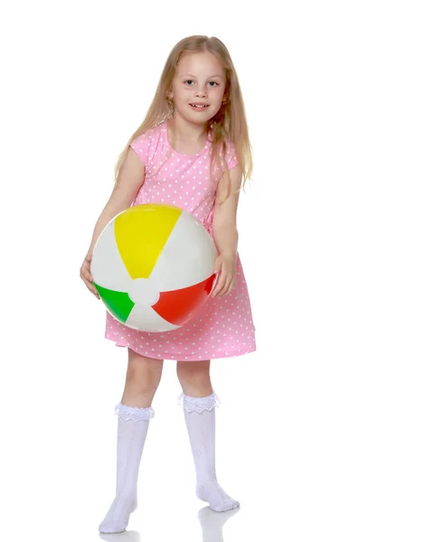 Kis lány játszik a labdát — Stock Fotó