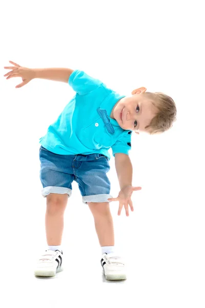 Het jongetje zwaait emotioneel met zijn armen.. — Stockfoto