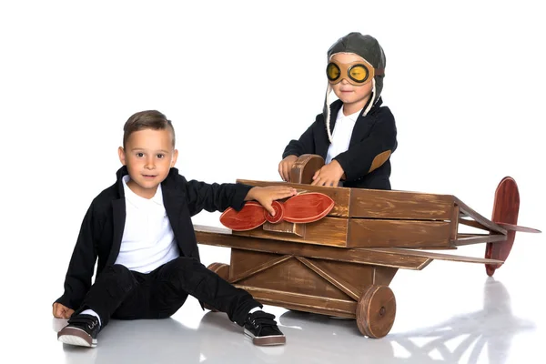2 つの男の子はおもちゃの飛行機で遊んでいます。. — ストック写真