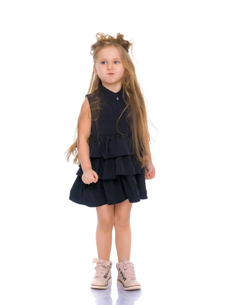Petite fille d'essayer sur une nouvelle robe. Petite fille choisit robe.  Petite fille et cintres de shopping. Porte manteau Photo Stock - Alamy