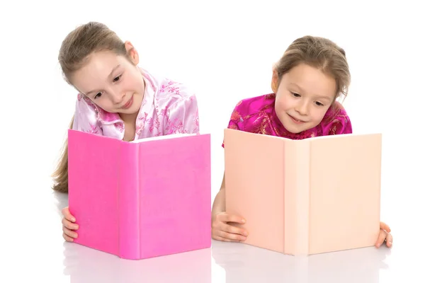 Schwester liest ein Buch. — Stockfoto