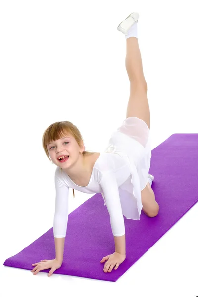 Malá holka dělá gymnastická cvičení. — Stock fotografie