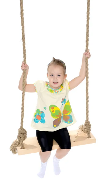 Klein meisje swingen op een swing — Stockfoto