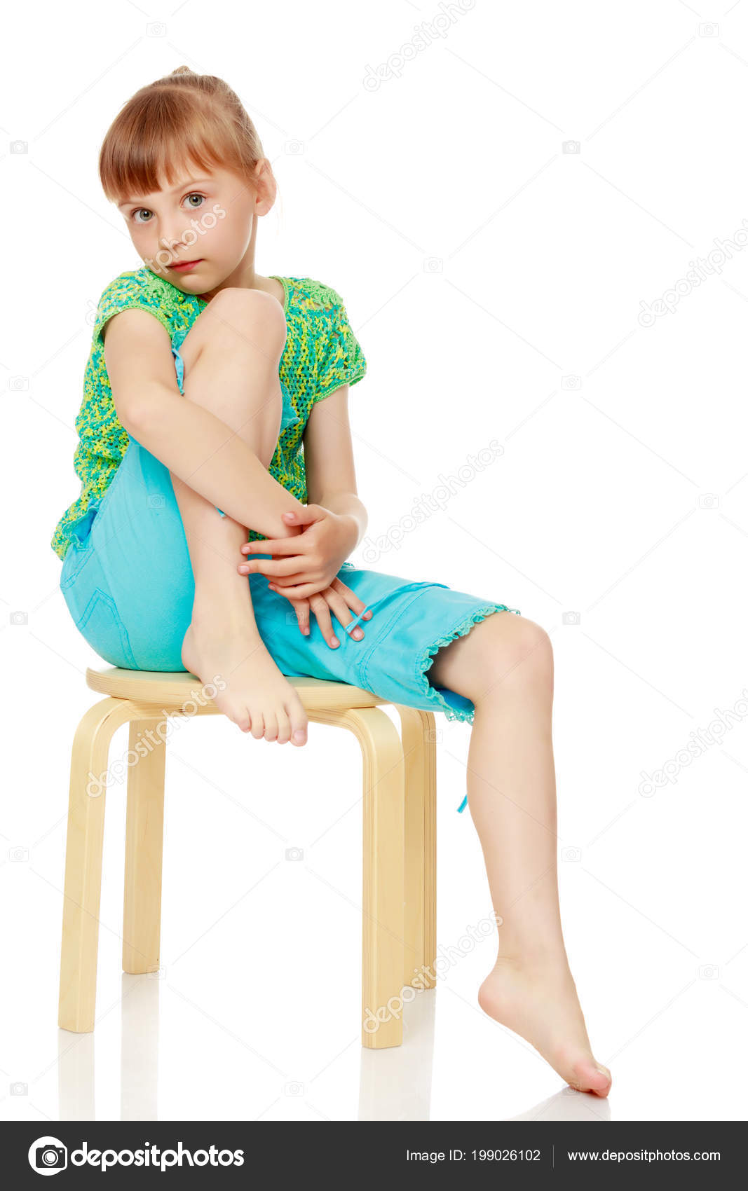 Девочка в платье на стуле. Девочкаав платье сидит. Дети и природа. Девочка сидит на стуле для детей. Маленькая девушка сидит.