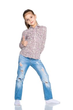 Küçük kız başparmağını kaldırıyor. Mutlu çocukluk, tatil, doğum günü kavramları. Beyaz arka planda izole edilmiş.