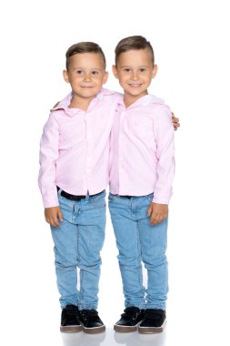 Tam büyüme iki küçük çocuklar.