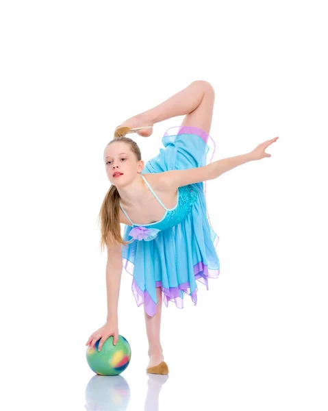 Chica gimnasta realiza ejercicios con la pelota. —  Fotos de Stock