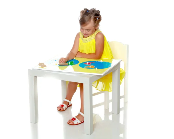 Una niña está estudiando cosas de Montessori.. — Foto de Stock