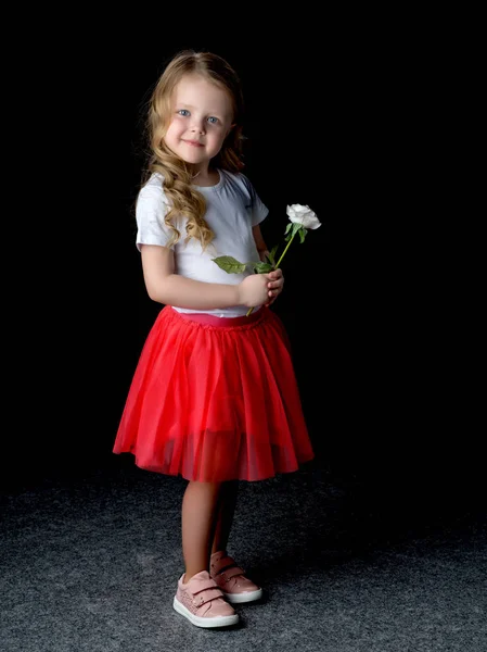 Meisje met een bloem in haar hand. — Stockfoto