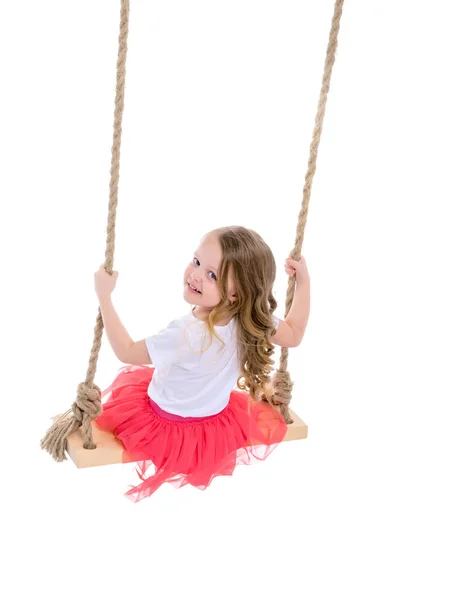 Menina balançando em um balanço — Fotografia de Stock