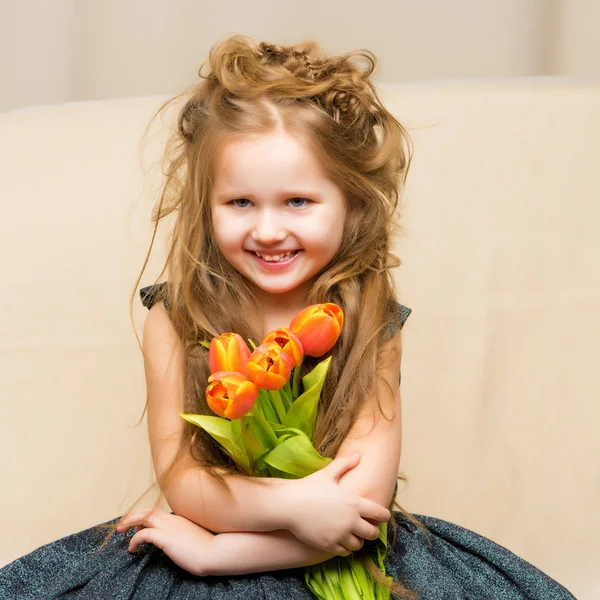 Menina com um buquê de tulipas . — Fotografia de Stock