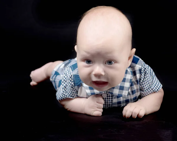 Een charmante baby kijkt naar de camera. — Stockfoto