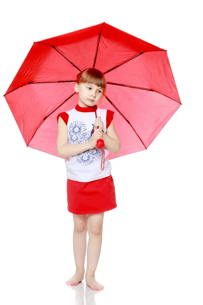Het kleine meisje verborgen onder de paraplu. — Stockfoto