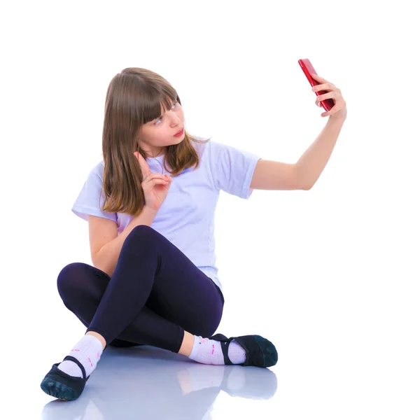 Linda niña haciendo selfie — Foto de Stock