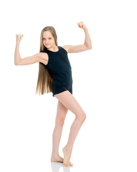 Uma menina mostra seus músculos . — Fotografia de Stock