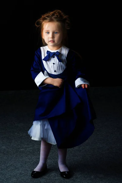 Menina em um fundo preto — Fotografia de Stock