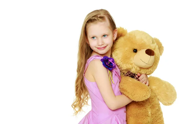 漂亮的小女孩 5-6 年。她抱着大泰迪 bea — 图库照片
