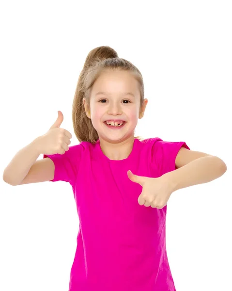 Маленькая девочка держит большой палец вверх — стоковое фото