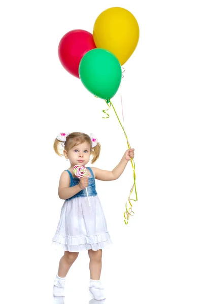 Küçük kız bir balonla oynuyor. — Stok fotoğraf
