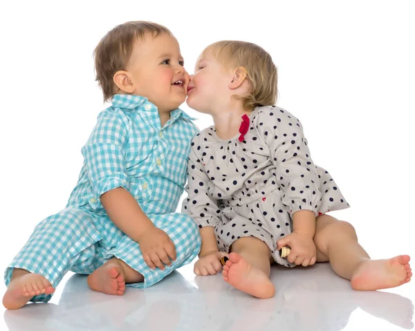 Děti chlapci a dívka roztomilý objetí. — Stock fotografie