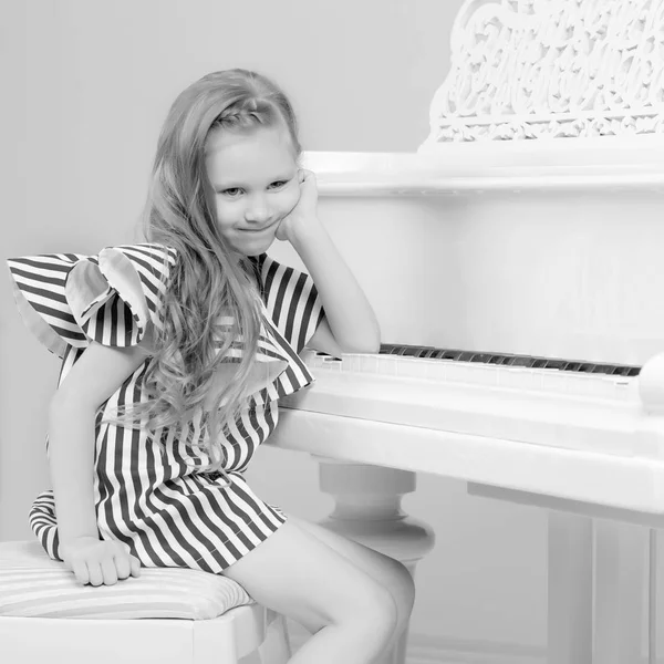 Adorável menina loira em muito curto verão vestido listrado . — Fotografia de Stock