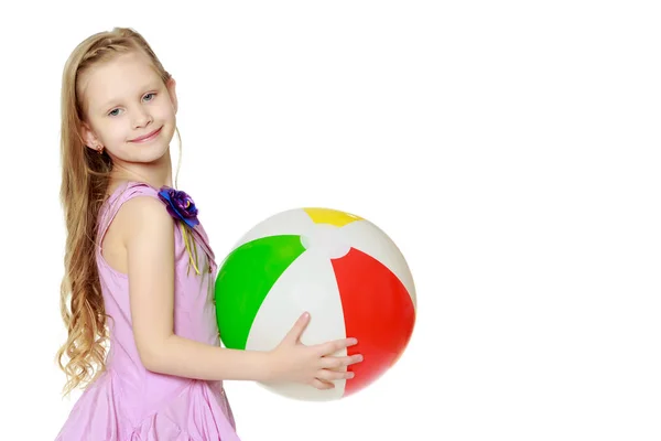 Menina bonita com uma grande bola inflável multi-colorida — Fotografia de Stock