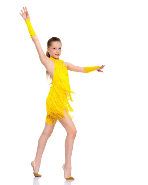 Una niña alegre está bailando . — Foto de Stock