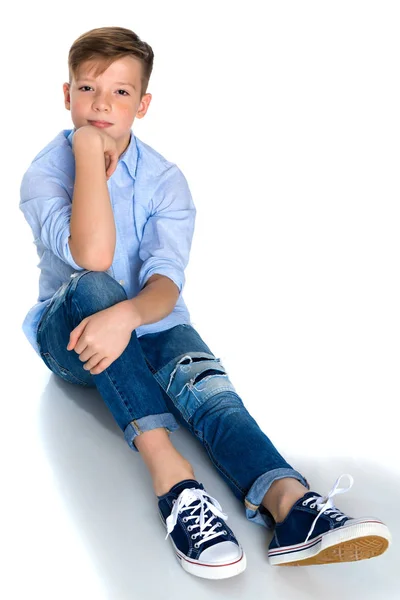 Μοντέρνα αγόρι έφηβος κάθεται στο πάτωμα. — Φωτογραφία Αρχείου