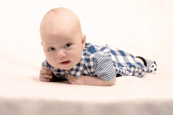 Un charmant bébé regarde la caméra . — Photo