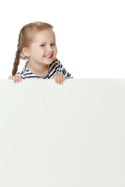 Mała dziewczynka patrzy zza pustego transparentu.. — Zdjęcie stockowe