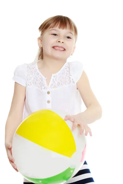 Menina está brincando com uma bola — Fotografia de Stock