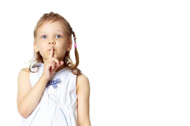 Küçük kız gesticulating. İnsanlar, çocuk, çocukluk, kavramı Tiyatrosu, reenkarnasyon oynamak. Beyaz arka plan üzerinde izole.