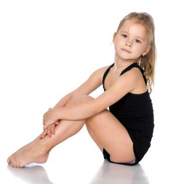 Jimnastikçi egzersizi yapmaya hazırlanıyor..