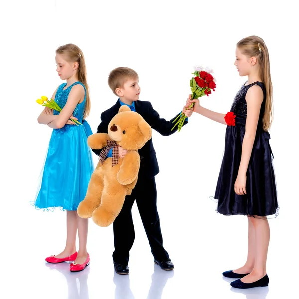 A little boy gives the girl flowers. — Stock Photo, Image