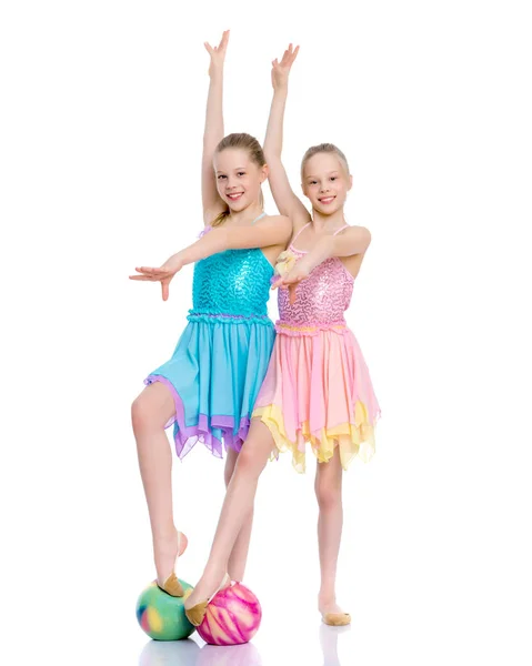 Girls gymnasts perform exercises with the ball. — Stock Photo, Image