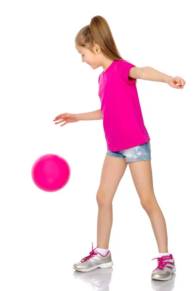 Niña se dedica a la aptitud con una pelota. — Foto de Stock