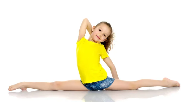 Flicka gymnast utföra garnträning. — Stockfoto