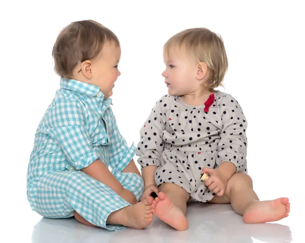 Babys Jungen und ein Mädchen süße Umarmung. — Stockfoto