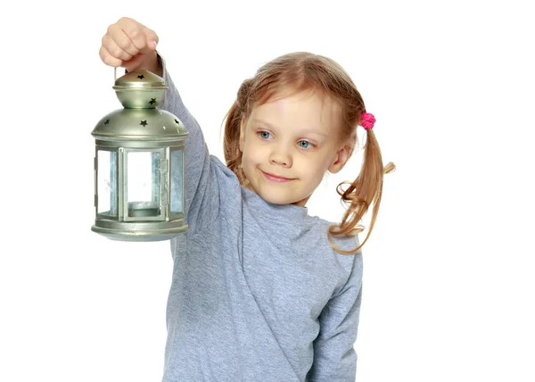 Uma menina está segurando uma lâmpada . — Fotografia de Stock