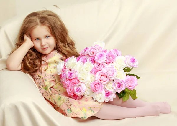 Bambina con un mazzo di fiori — Foto Stock