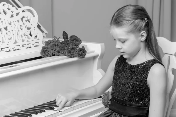 小女孩弹钢琴, 黑白照片. — 图库照片