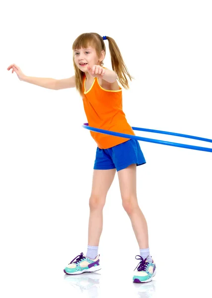Dziewczynka gimnastyczka wykonuje ćwiczenie z hoop. — Zdjęcie stockowe