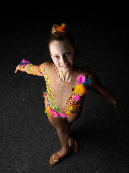 Meisje gymnast op een zwarte achtergrond — Stockfoto