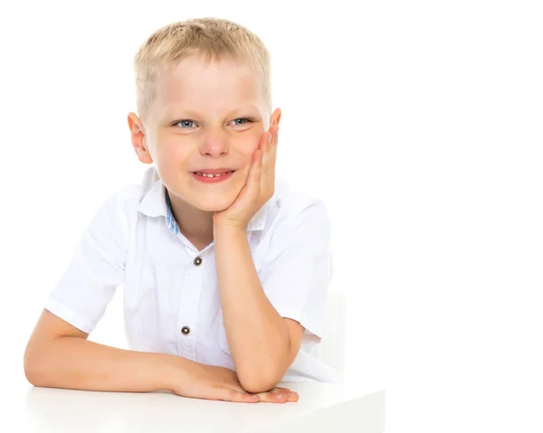 Niño Lindo Está Sentado Una Mesa Concepto Escuela Desarrollo Infantil — Foto de Stock