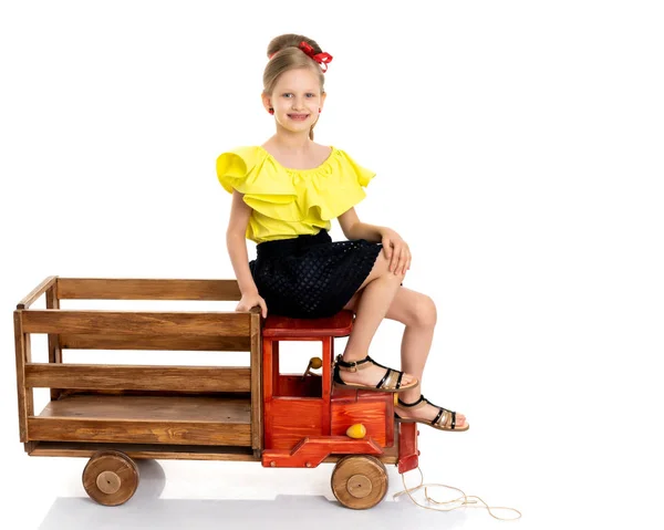어린 소녀는 나무 차 놀고 있다. — 스톡 사진